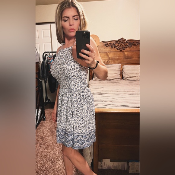 Hollister, Blue & White Floral, Open Lace Up Back Adjustable Strap Dress. Size L - Picture 6 of 8